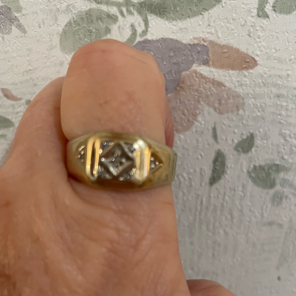 Men’s 10k gold ring with tiny diamond chips size 9